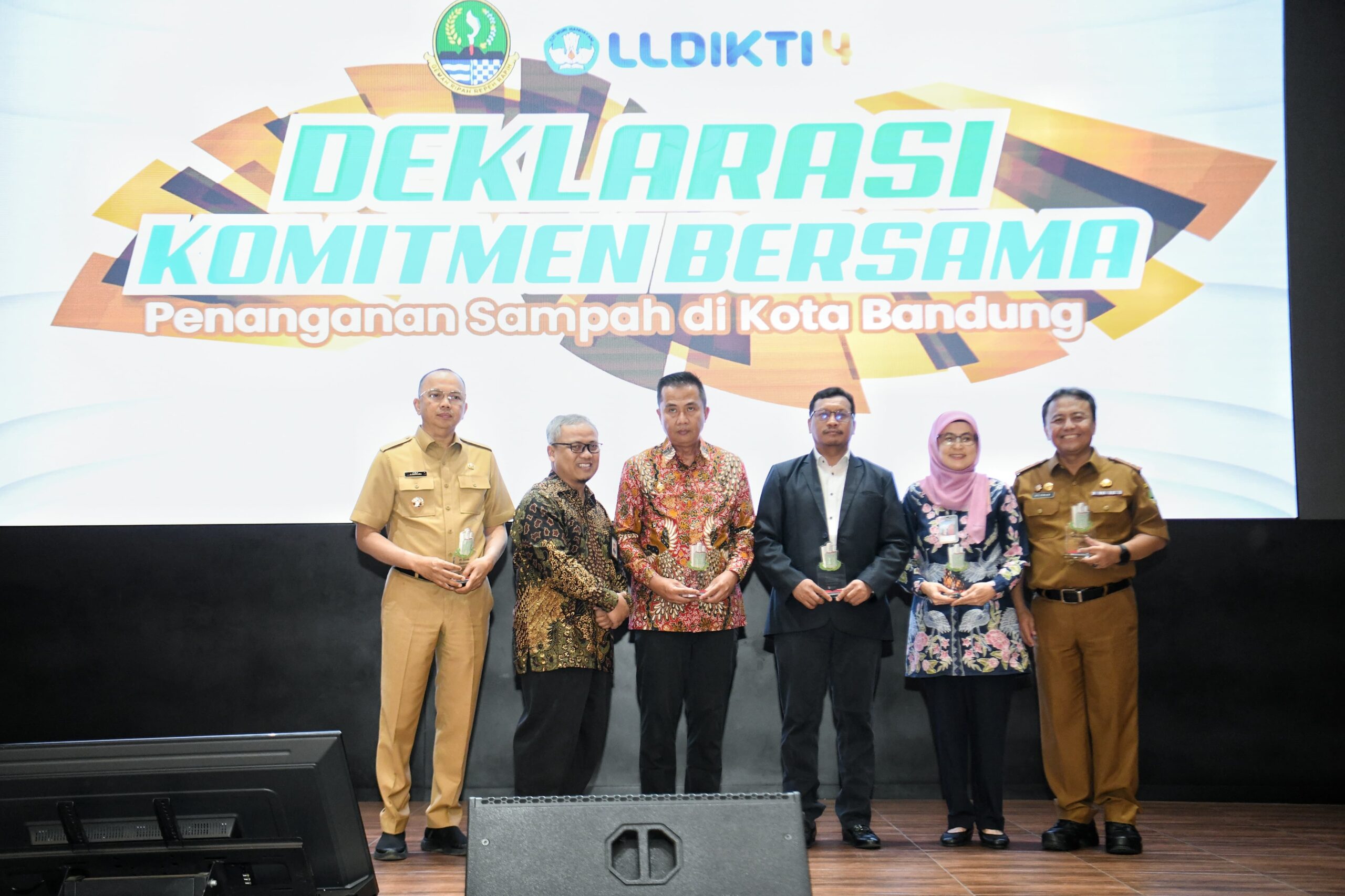 Kondisi di Kota Bandung Sudah Darurat, Bey Machmudin Ajak Mahasiswa Turun Tangan Ikut Tangani Sampah Perkotaan