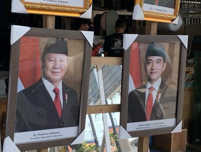 Pedagang Pigura di Kabupaten Bandung Mulai Jual Foto Prabowo-Gibran Pasca Pelantikan