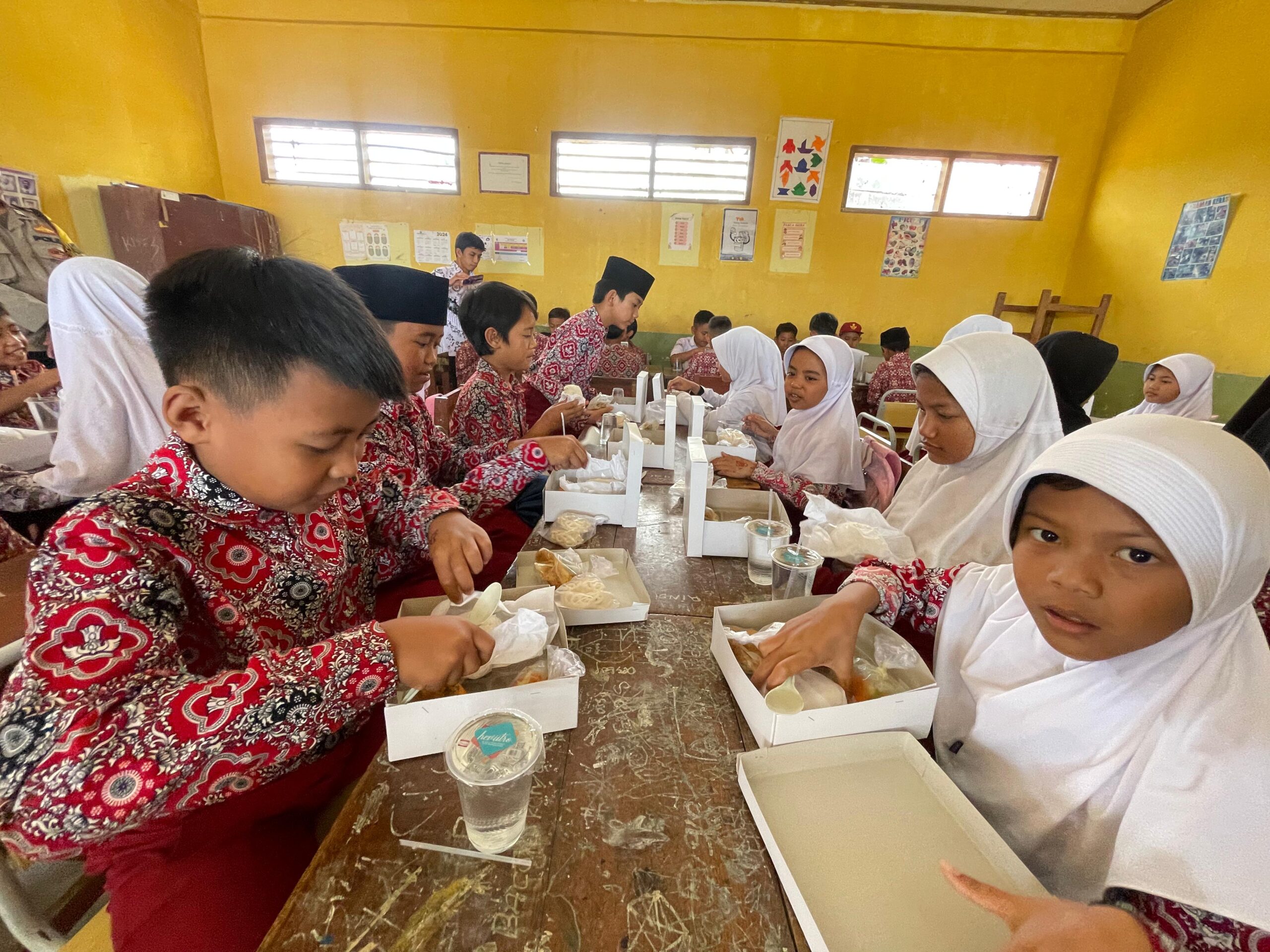 Hari Kelima Uji Coba Makan Bergizi Gratis di Kabupaten Bandung, Orang Tua Siswa: Bisa Bantu Ekonomi Kami