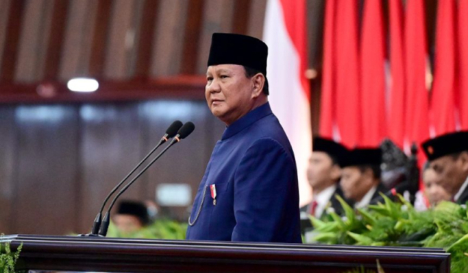 Presiden Prabowo Subianto berencana akan membawa para menteri dan wakil menteri di Kabinet Merah Putih ke Lembah Tidar di Magelang, Jawa Tengah. Hal ini dibenarkan oleh Menteri Sekretaris Negara (Mensetneg) terpilih, Prasetyo Hadi. Ia mengatakan, rencana itu memang sudah dijadwalkan untuk suatu acara pembekalan. “Ada rencana, ada rencana beliau akan mengumpulkan kita kembali dalam satu kegiatan di Akademi Militer,” kata Prasetyo di Kompleks Istana Kepresidenan Jakarta, dikutip Senin (21/10/2024). Ditambahkan Prasetyo, selain pembekalan, Presiden Prabowo juga akan menjelaskan sejumlah program prioritas pemerintah yang disertai petunjuk dan arahan teknis kepada masing-masing kementerian. Ia juga mengatakan, alasan lain Presiden Prabowo mengumpulkannya adalah untuk saling mengenal masing-masing pihak satu satu sama lain. “Ini kan belum semua saling mengenal. Jumlah kementerian yang bertambah dari periode yang lalu, tentu membutuhkan kerjasama yang erat. Oleh karena itulah Pak Prabowo mempercepat proses kerjasamanya itu dengan kita sering dikumpulkan,” urainya. Disampaikan Prasetyo, kegiatan di Lembah Tidar akan berlangsung selama dua hari, mulai dari 25 Oktober hingga 27 Oktober 2024. Foto PMJ News/BPMI Setpres