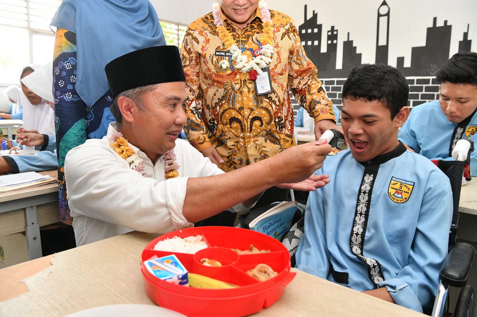 Uji Coba Makan Siang Gratis di SMPN 3 Cibungbulang Bogor, Bey Machmudin: Senang, Makanannya Habis!