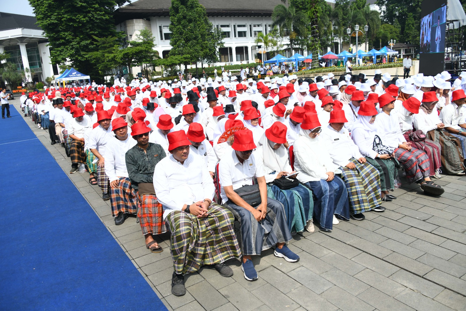 Jawa Barat Pecahkan Rekor MURI, Aparatur Sipil Negara Terbanyak Pakai Sarung Tenun