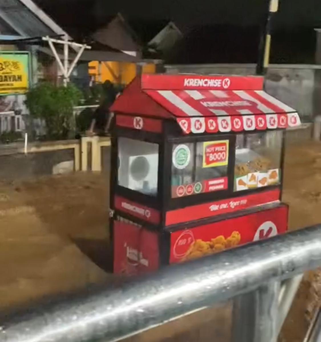 Viral! Roda Etalase Ayam Goreng Terbawa Arus Deras Banjir di Kabupaten Bandung