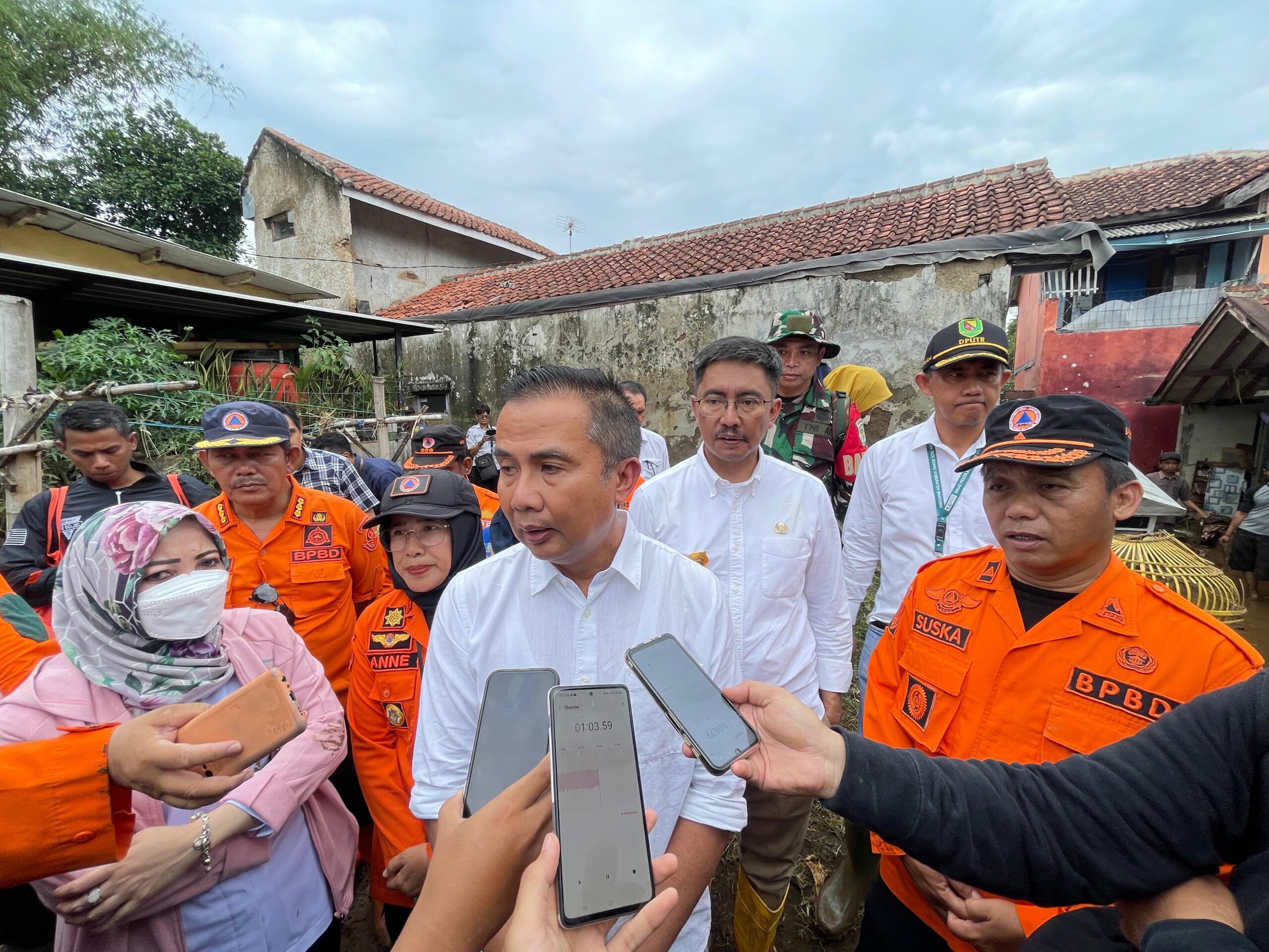 Tinjau Lokasi Banjir di Desa Banjaran Wetan, PJ Gubernur Utamakan Pasok Air untuk Warga