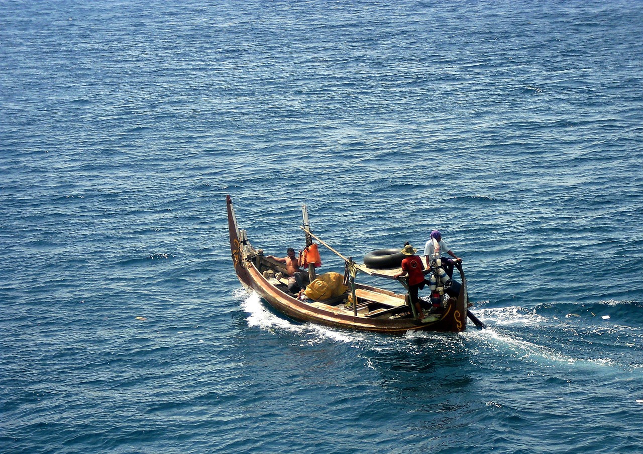 Nelayan Tewas dan Satu Hilang Setelah Perahu Karam Dihantam Ombak Besar di Karawang