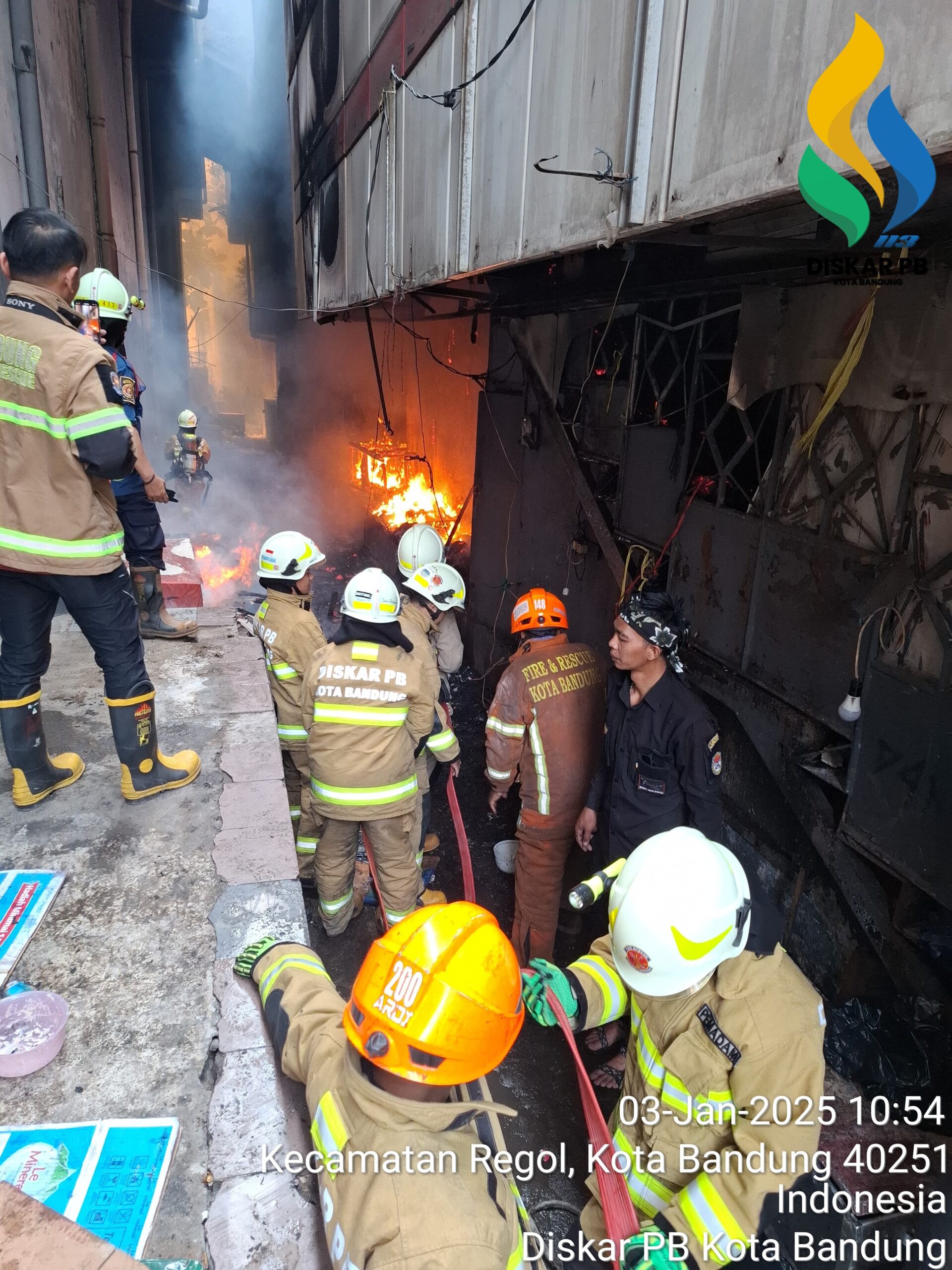 Warga di Jalan Dalem Kaum Bandung Heboh, Tempat Penyimpanan PKL Kebakaran