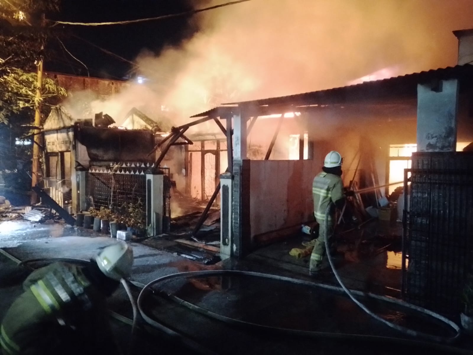 Aliran Listrik Tiba-tiba Mati, Dua Rumah di Cijerah Bandung Hangus Terbakar