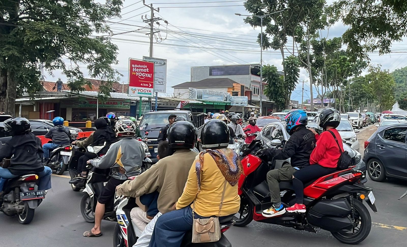 Kepadatan Lalu Lintas di Jalur Wisata Ciwidey, Polisi Terapkan Sistem Ini
