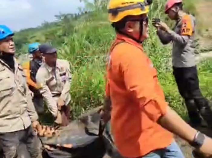 Warga Terbawa Arus Akibat Banjir Bandang di Puncak Bogor