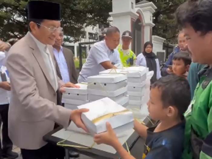 Menteri Agama Bagikan Takjil, Rencananya Tiap Hari…