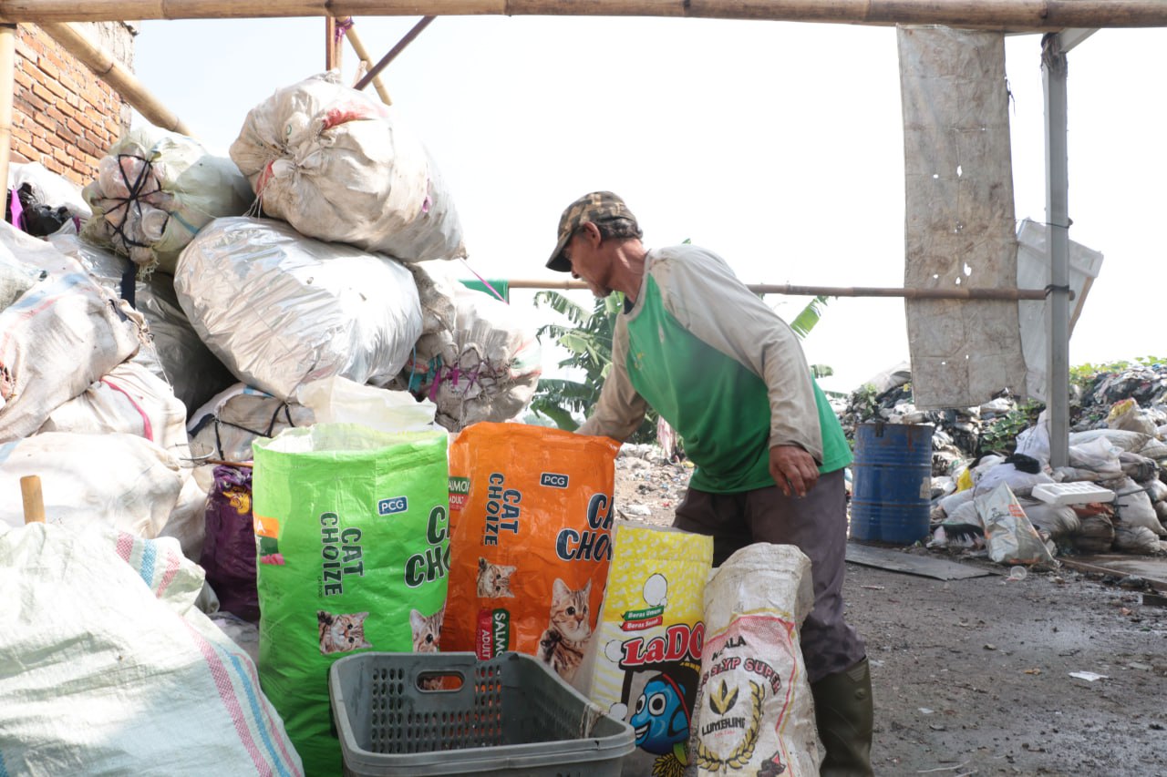 Mesin Motah di Cigondewah Kaler, Solusi Olah Sampah Jadi Produk Ramah Lingkungan