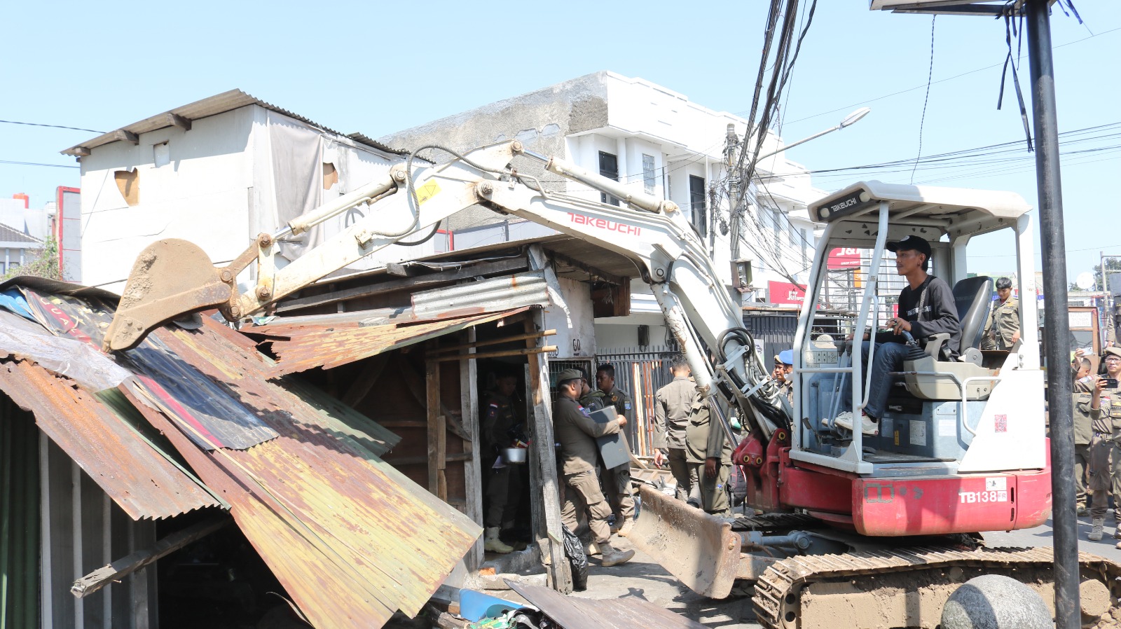 Satpol PP Kota Bandung Bongkar Bangunan Liar di Cibaduyut, Dua Tambal Ban Ditertibkan