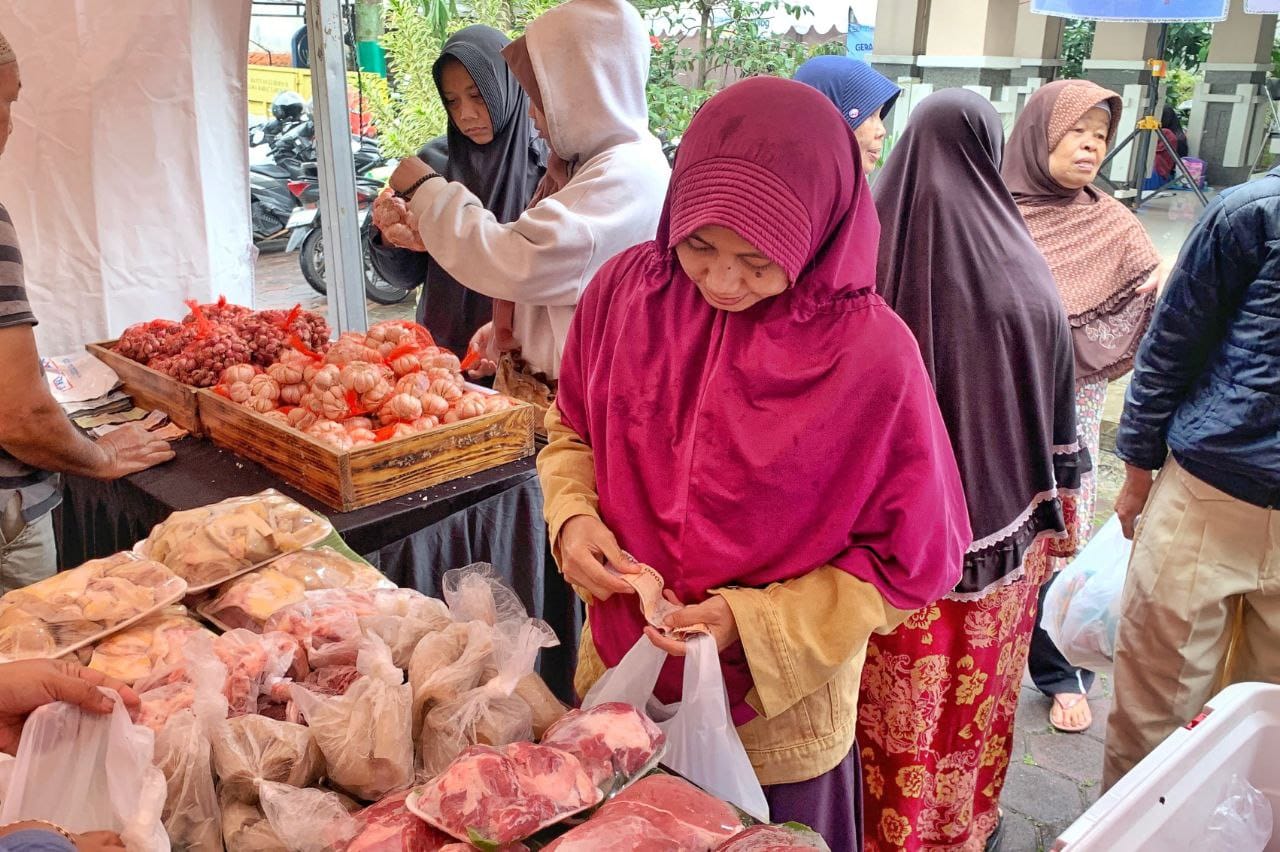 Diguyur Hujan Deras, Warga Tetap Antusias Serbu Bazar Murah di Kota Bandung