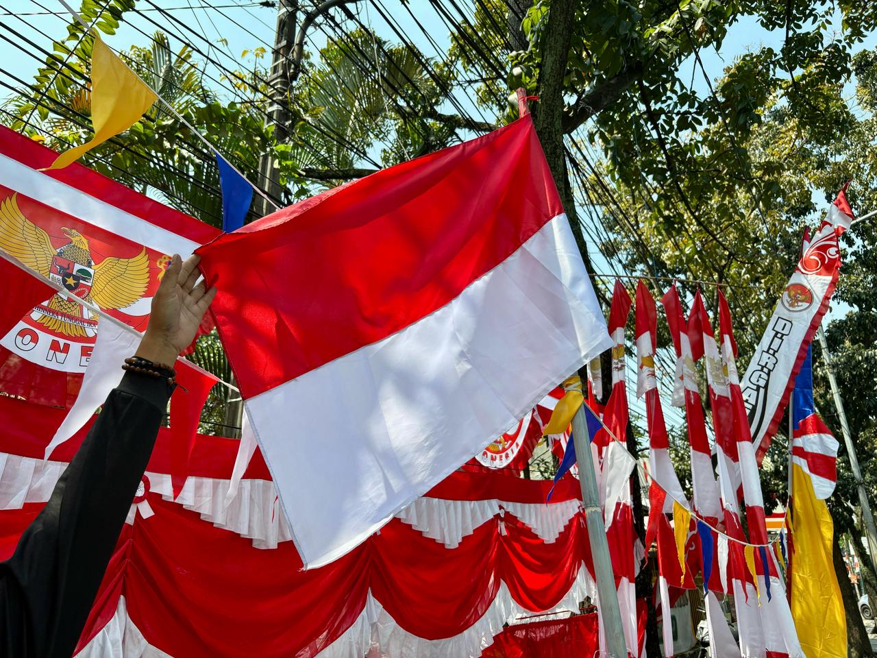 Jelang 17 Agustus, Kota Bandung Semarak Merah Putih dari Lapak Pedagang Bendera