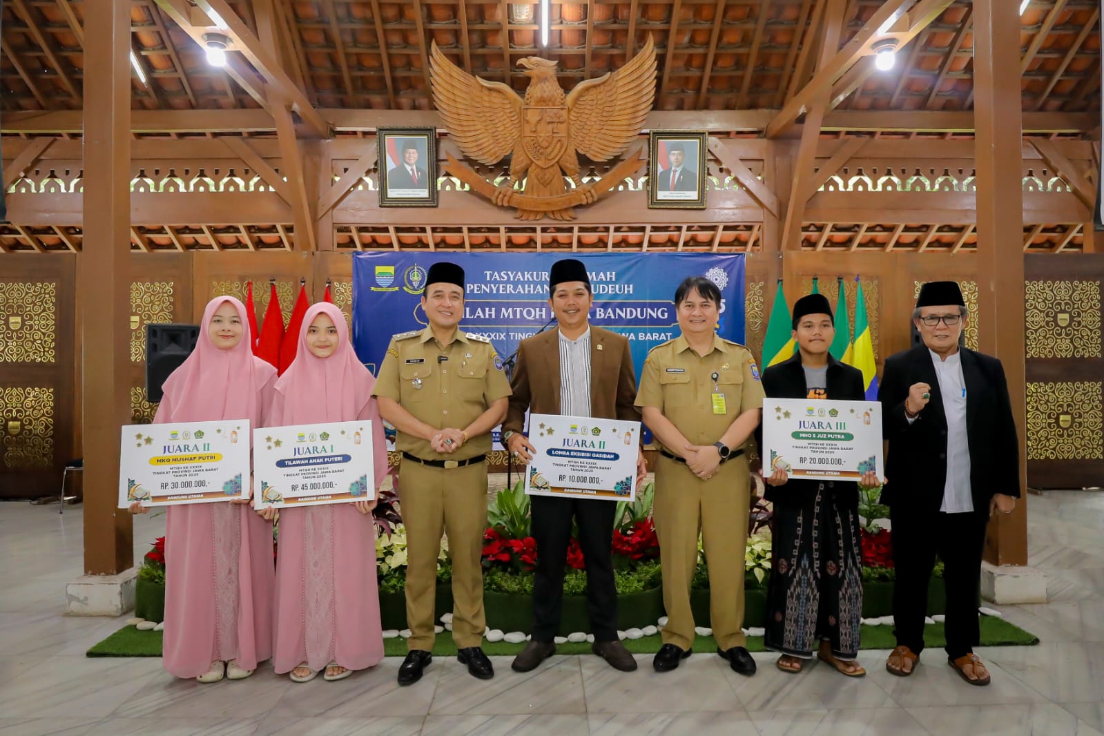 Raih 23 Medali, Pemkot Bandung Beri Penghargaan untuk Juara MTQH Jabar 2025 Pemerintah Kota (Pemkot) Bandung memberikan penghargaan atau kadeudeuh kepada para juara Musabaqah Tilawatil Qur’an dan Hadis (MTQH) ke-39 tingkat Provinsi Jawa Barat tahun 2025. Pada ajang yang digelar di Kabupaten Bandung tersebut, kafilah Kota Bandung berhasil meraih total 23 medali: 6 emas, 8 perak, dan 9 perunggu, sekaligus menempatkan diri sebagai Juara Umum Ketiga. Penghargaan ini diberikan sebagai bentuk apresiasi atas dedikasi dan prestasi membanggakan yang telah ditorehkan para peserta. Wakil Wali Kota Bandung, Erwin, menyampaikan rasa syukur dan bangganya dalam acara penyerahan penghargaan yang digelar di Pendopo Kota Bandung, Senin, 29 September 2025. “Alhamdulillah, ini adalah hasil kerja keras semua pihak—peserta, pelatih, pembina, dan pendamping. Terima kasih atas upaya luar biasa yang telah mengharumkan nama Bandung,” ujar Erwin. Ia menekankan bahwa MTQH bukan sekadar kompetisi, tetapi juga sarana pembinaan karakter, syiar Islam, serta penguatan nilai-nilai spiritual dalam masyarakat. “Kadeudeuh ini bukan hanya bentuk penghargaan materi, tapi juga simbol kasih sayang dan motivasi agar para kafilah terus menebarkan cahaya Al-Qur’an di lingkungan sekitar,” tambahnya. Ketua Harian LPTQ Kota Bandung, Mimin Sutisna, menyebut penghargaan ini sekaligus menjadi penutup dari rangkaian panjang persiapan MTQH 2025, dan awal untuk pembinaan menuju prestasi berikutnya. “Ini bukan akhir, justru titik awal untuk melangkah lebih jauh. Semoga ke depan kita bisa meraih juara umum,” ujarnya penuh semangat. Ia juga mengucapkan terima kasih kepada semua pihak yang telah mendukung, khususnya kepada Wali Kota Bandung atas perhatian dan motivasi yang konsisten. “Dukungan dari Pemkot sangat berarti bagi kami. Terutama kadeudeuh hari ini, itu sangat memotivasi para peserta untuk terus berprestasi,” tutupnya.