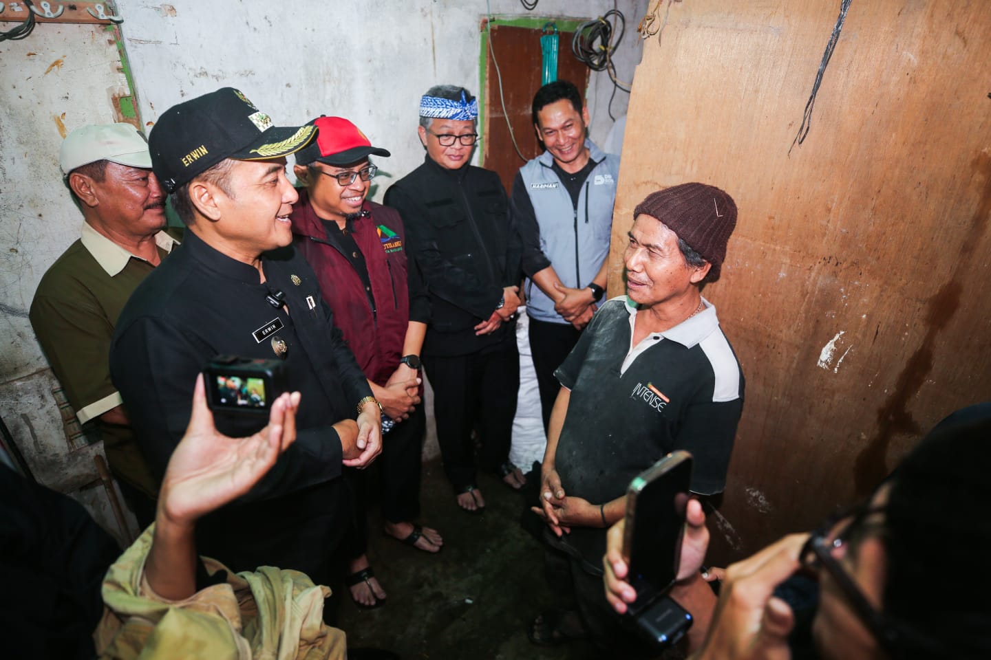 Erwin Tinjau Rumah Warga Cirangrang yang Roboh Diterjang Hujan