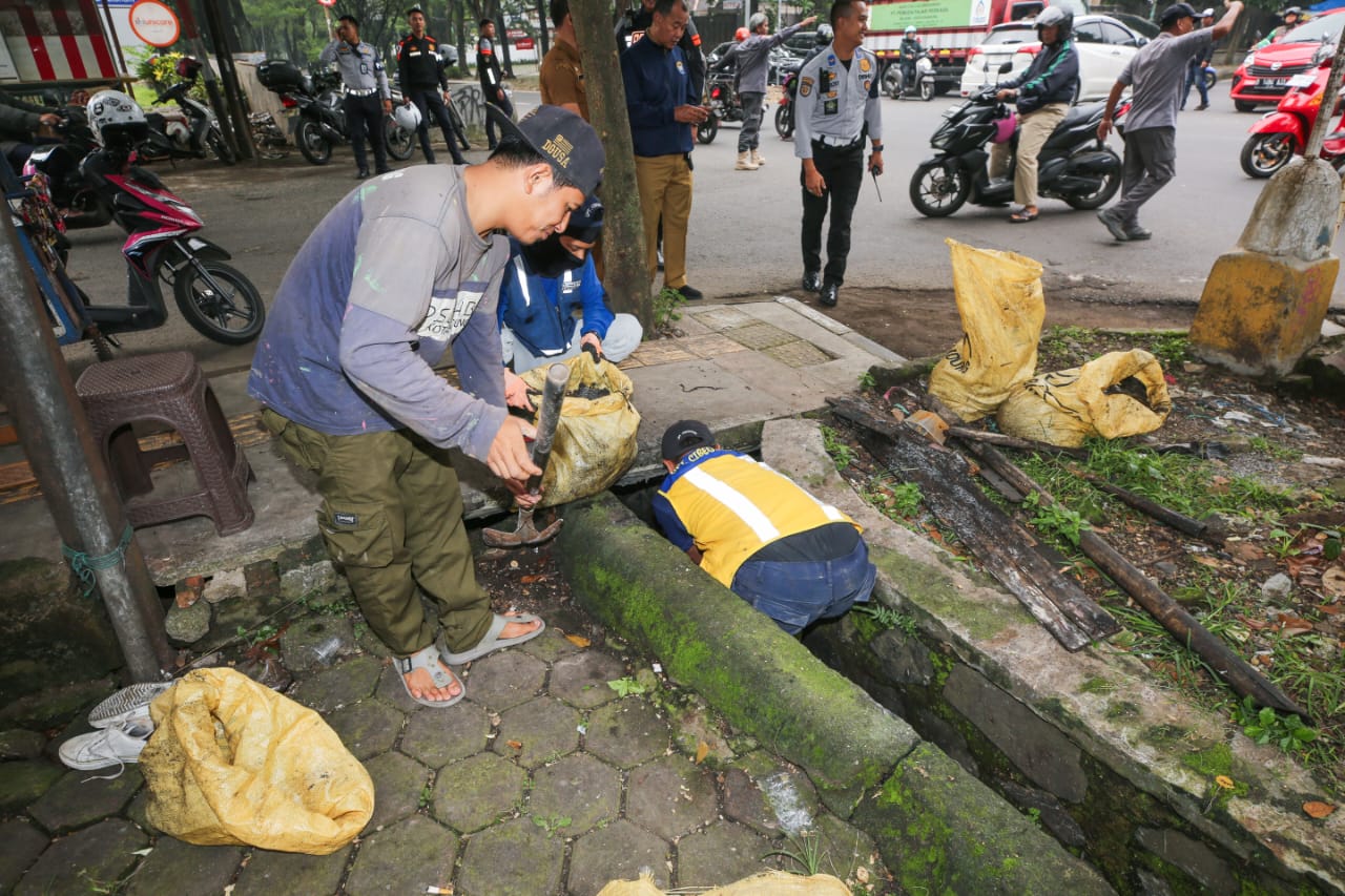 Jaga Kelancaran Aliran Air, Pemkot dan Warga Bersihkan Coran STO di Jalan Supratman