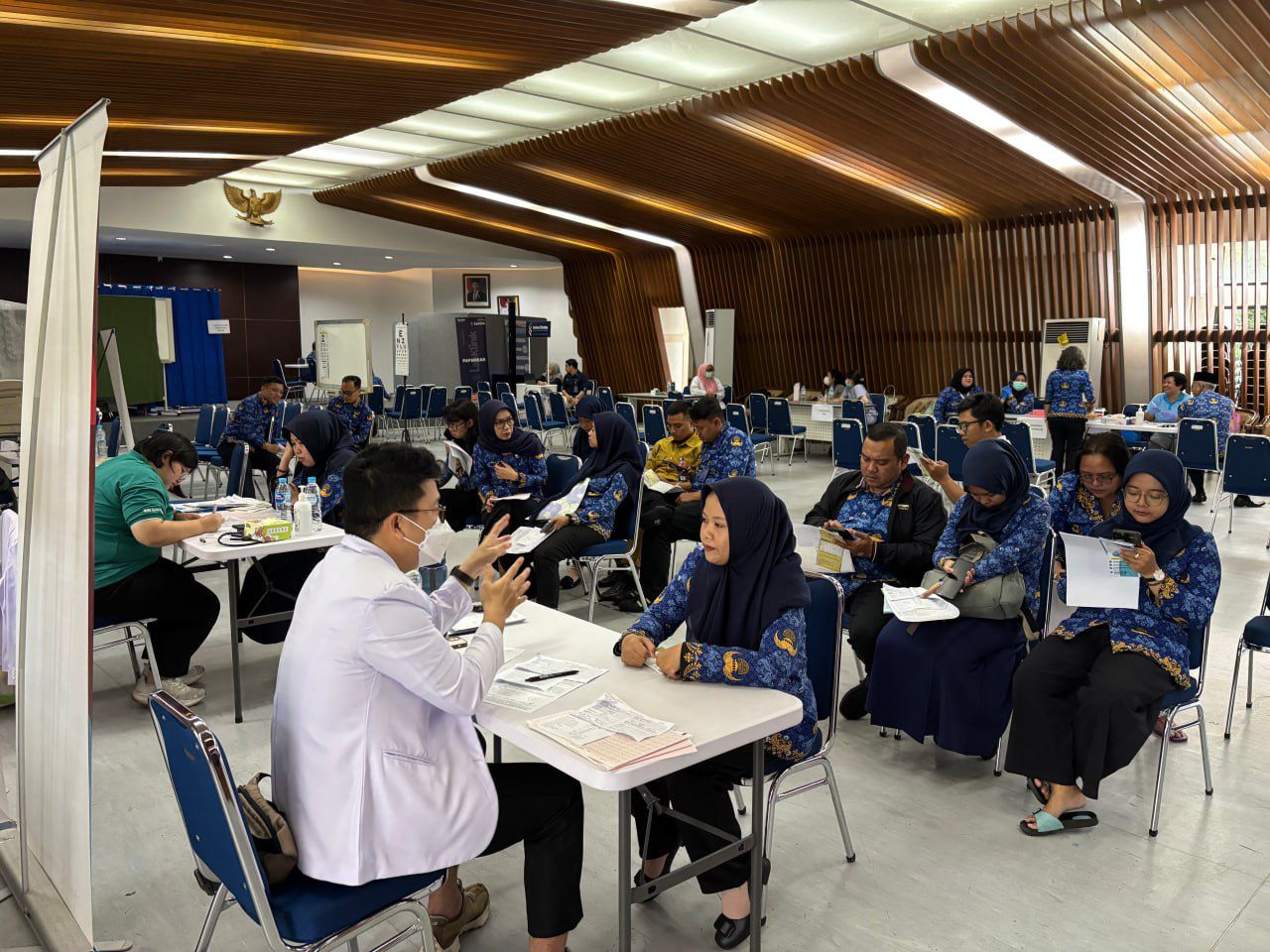 Penyerahan Tongkat Komando oleh Kepala Kejaksaan Tinggi Jawa Barat, Hermon Dekristo pada Banu Laksmana sebagai Kajari Cimahi (Dok: Kejari Cimahi)