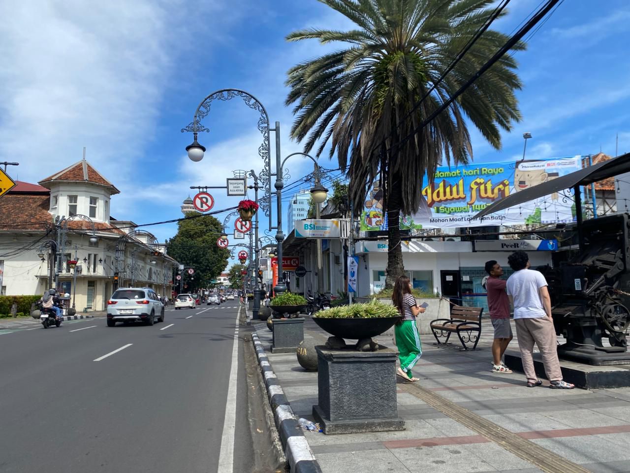 H+1 Lebaran di Bandung: Kawasan Asia Afrika dan Braga Ramai, Lalu Lintas Tetap Lancar