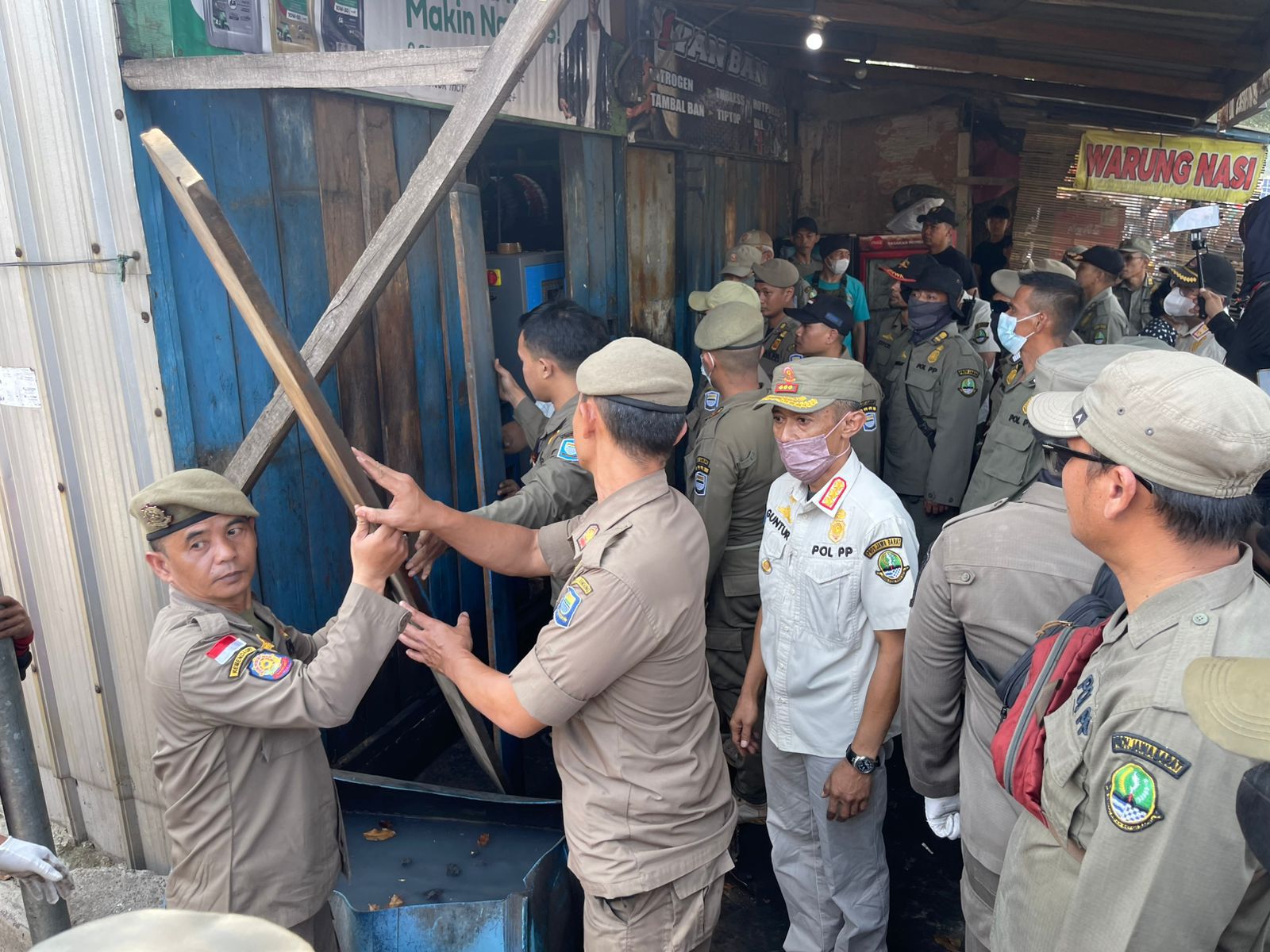 174 Bangunan Liar di Terusan Pasirkoja Ditertibkan dalam Operasi Gabungan