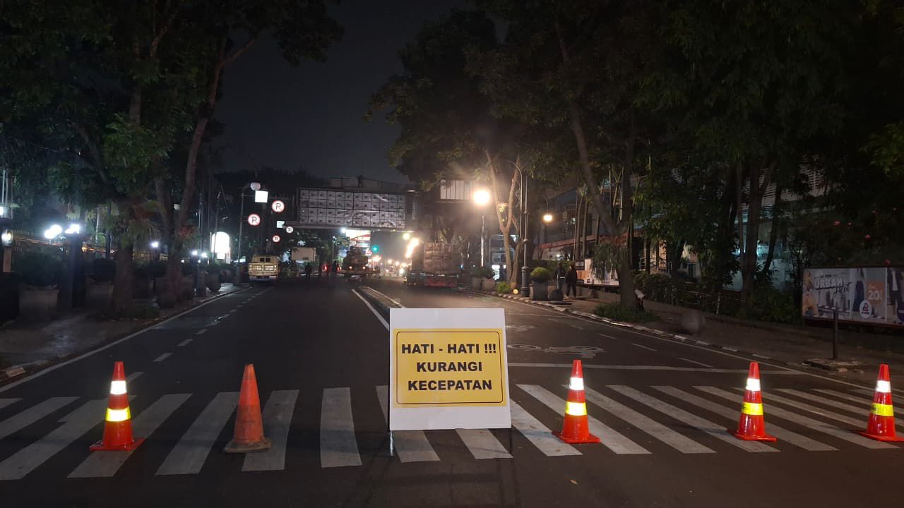 Satpol PP Bongkar Reklame Videotron Melintang di Jalan Riau, Penataan Terus Berlanjut
