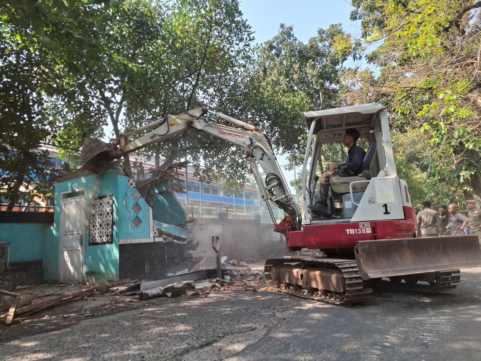 Pemkot Bandung Tertibkan 36 PKL dan Bangunan Liar di Jalan Rajiman, Trotoar Dikembalikan untuk Pejalan Kaki